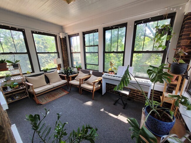 Foto del edificio - 4422 N Greenview Ave