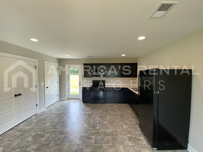 Building Photo - Home for Rent in Talladega, AL!!! Availabl...
