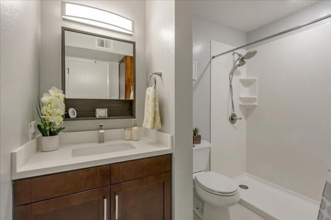 Building Photo - Remodeled unit with views