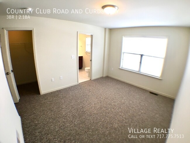 Building Photo - Spacious 3 bed, 2.5 bath Townhome with Gar...