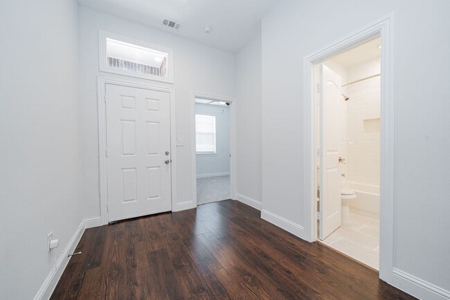 Building Photo - Beautifully Updated 3-Bed, 2-Bath Home Nea...