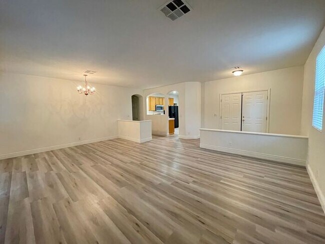 Foto del edificio - First Show: The first open showing is on 1...
