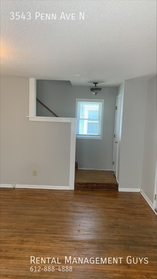 Building Photo - 3 Bedroom 1 bath! Off Street Parking!