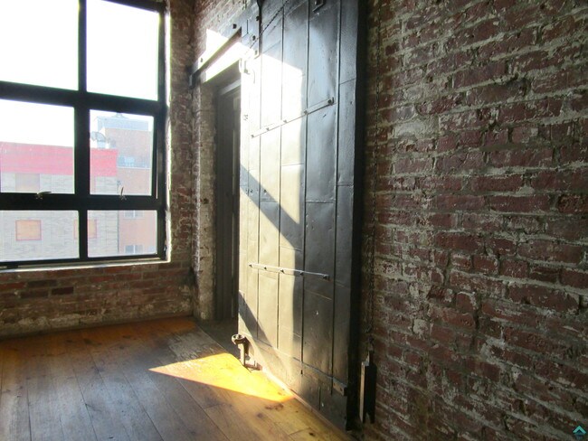 Foto del edificio - 300 Graham Ave