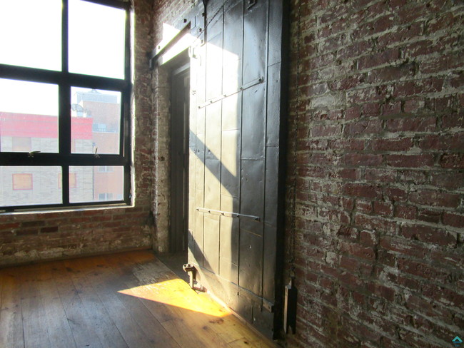 Building Photo - 300 Graham Ave