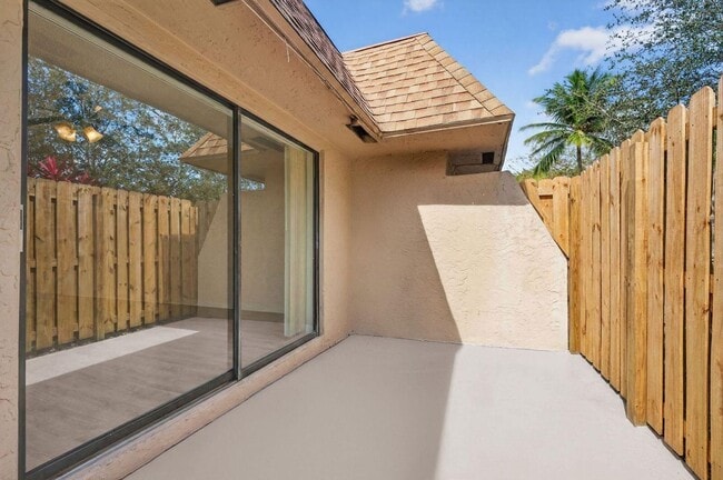 Building Photo - Lakeside Villas