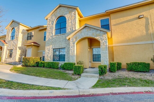 Building Photo - GREAT LOCATION NEAR MEDICAL & USAA | 3 BEDS | 3.5 BATHS