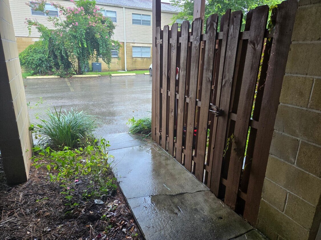 Foto principal - Beautifully updated 2 bd, 1.5 ba condo clo...