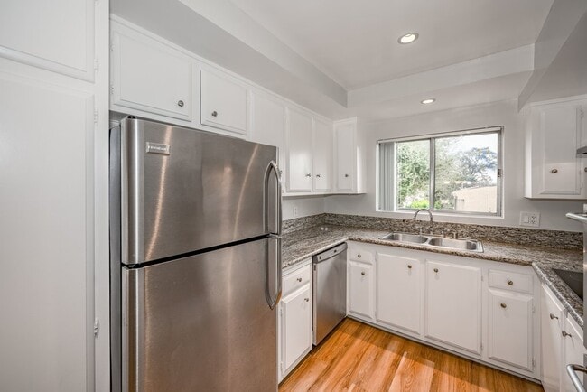 Building Photo - 420 Fairview Ave