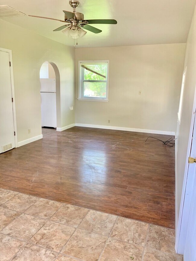 Building Photo - Stand-Alone 1 Bedroom Available August 202...