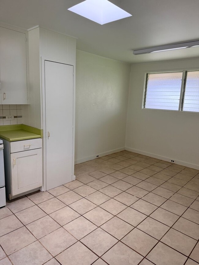 Building Photo - Cozy home with large yard in Wailuku