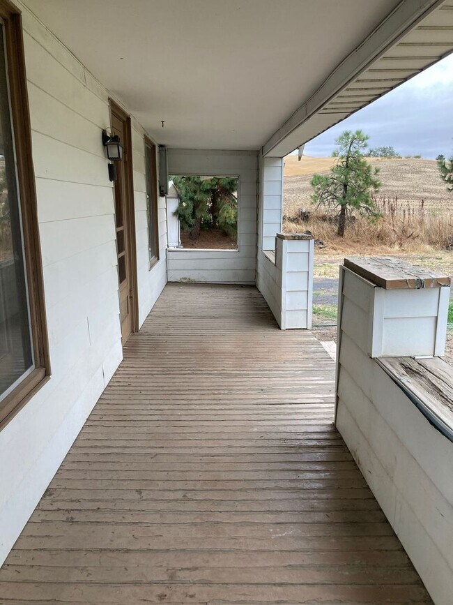 Building Photo - Pet Friendly House Just Outside Pullman