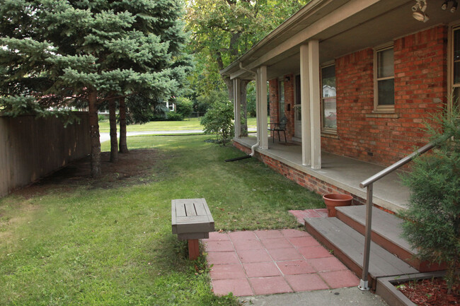Side of building- 1417 front unit - 1417 W Farnum Ave