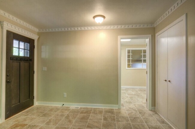 Building Photo - 3 bedroom 1 bath home - Available August