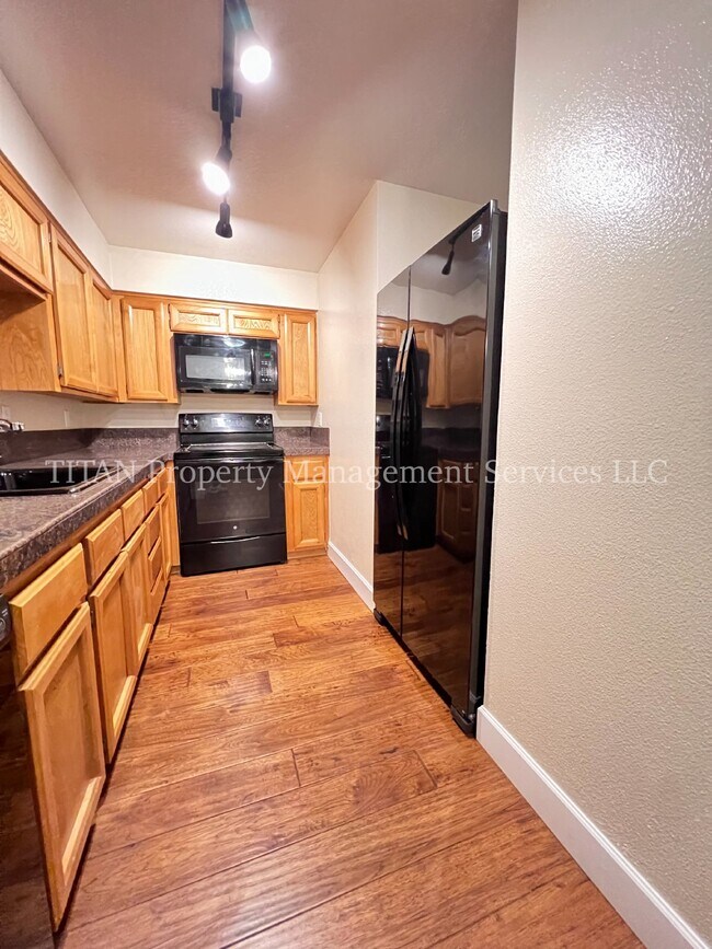 Building Photo - FREE RENT-Charming 1-Bed Condo Retreat with Fireplace & Pool in Tualatin!