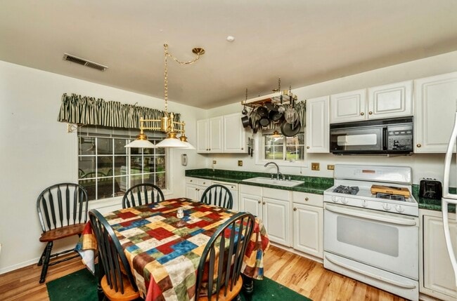 Kitchen - 1727 W Hawkes St