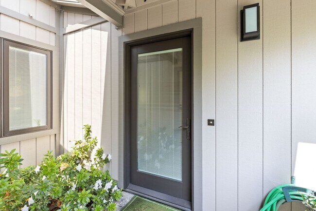 Building Photo - Fully Furnished Townhome with Vineyard Views