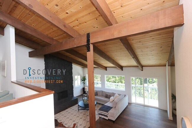 Foto del edificio - Contemporary Montclair Home with Forest Views