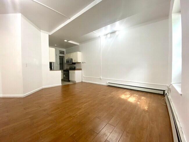 Building Photo - 174 Grand St