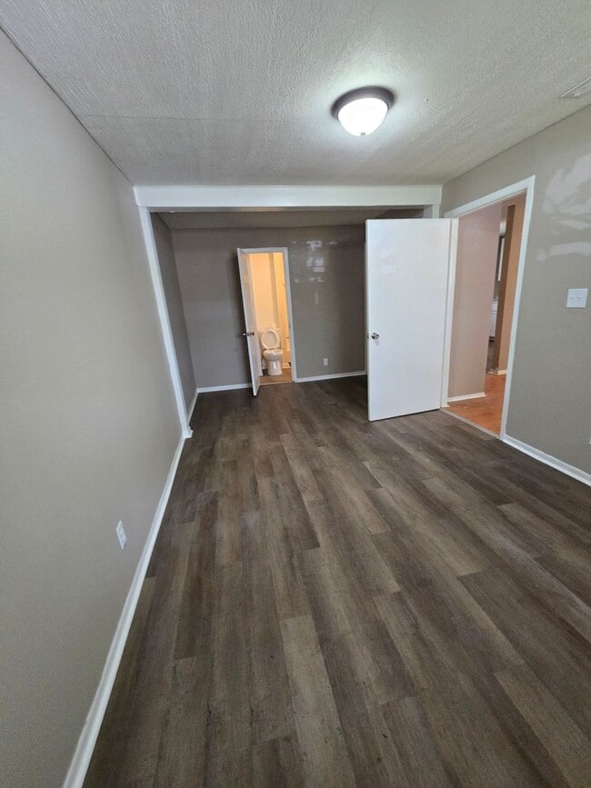 Building Photo - Spacious One Bedroom Located near 21st and...