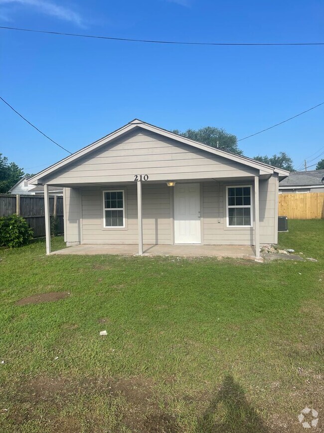Building Photo - 210 N Ash St