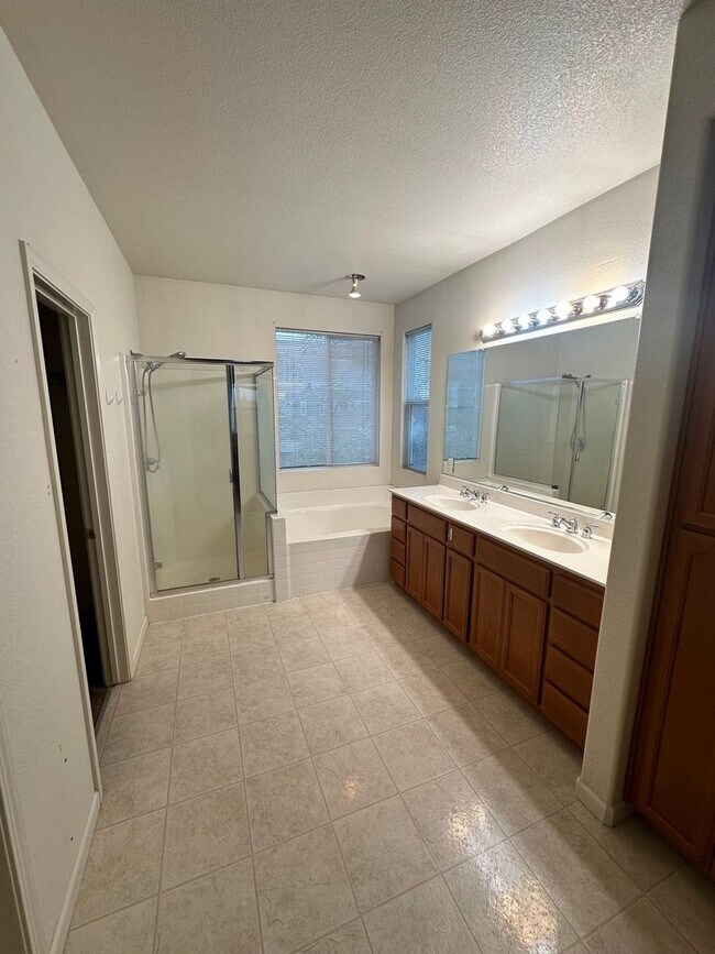 Foto del edificio - 2161 Chapman Oak Dr