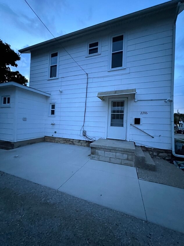 Primary Photo - 2206 Lake St