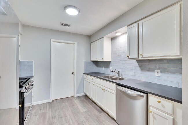 Foto del edificio - 2203 E Stassney Ln
