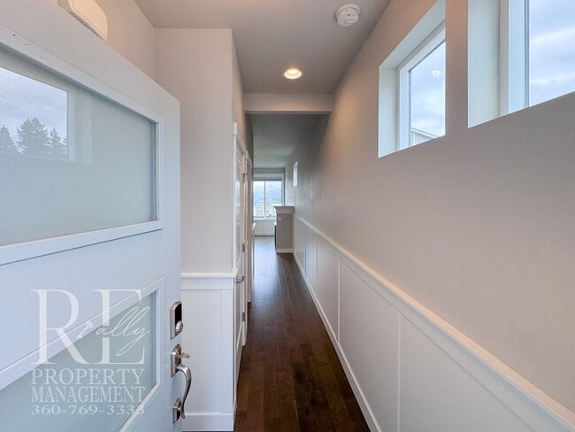 Foto del edificio - Modern 3-Story Bremerton Home with Water Views on Every Level