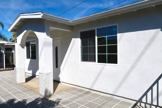 Building Photo - 9232 1/2 Coachman Ave