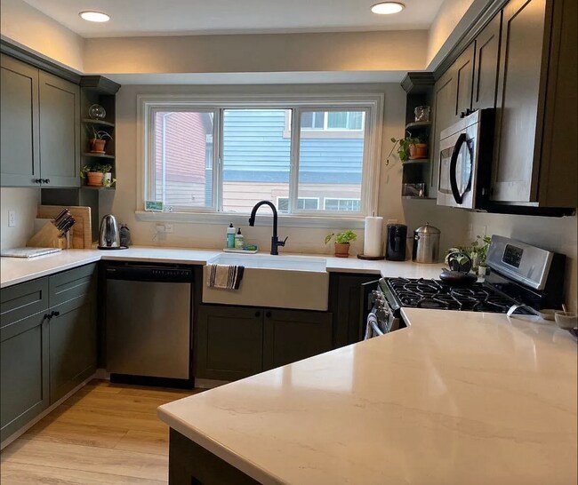 Foto del edificio - Greenwood Townhome 2Beds 1.5 Bath- $3,200