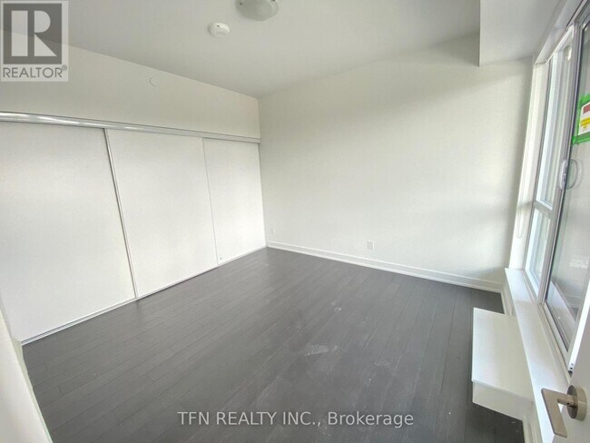 Photo du bâtiment - 1603-1603 Eglinton Ave W