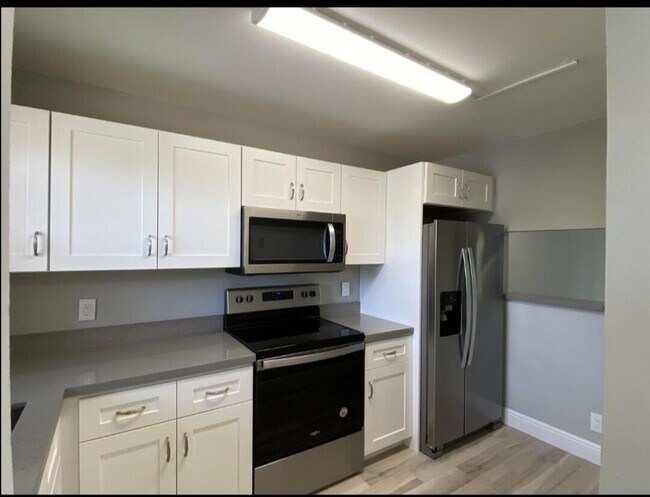 Foto del edificio - 4700 Lucerne Lakes Blvd W