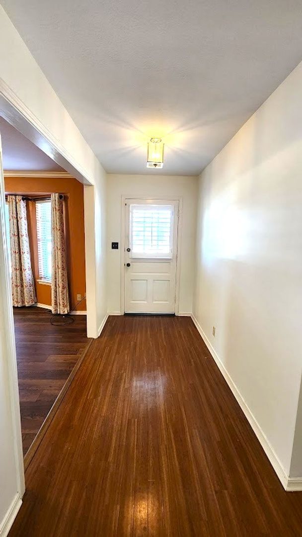 Building Photo - Beautiful 3 Bed 2 Bath Corner Lot