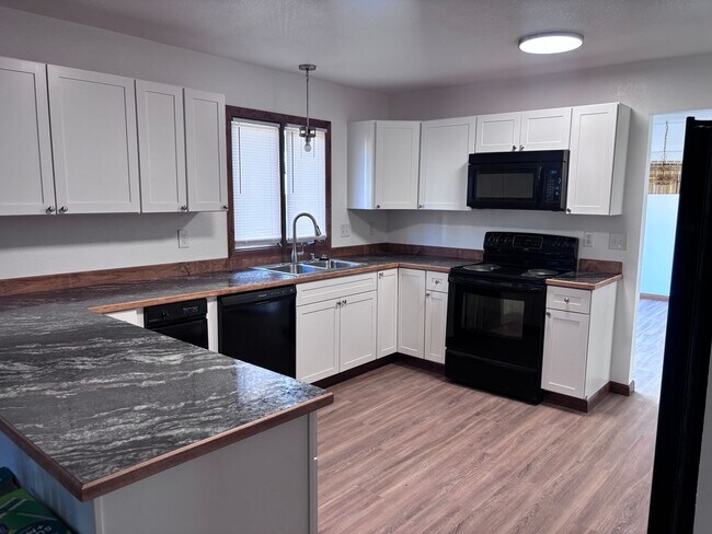 Building Photo - Newly Updated 4 Bedroom East Anchorage Home!