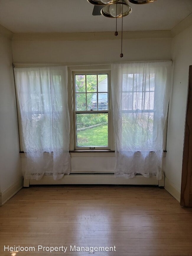 Building Photo - 4 br, 2 bath House - 2327 E. 4th St.