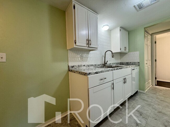 Foto del edificio - 2 Bedroom Townhome with All Appliances Included!