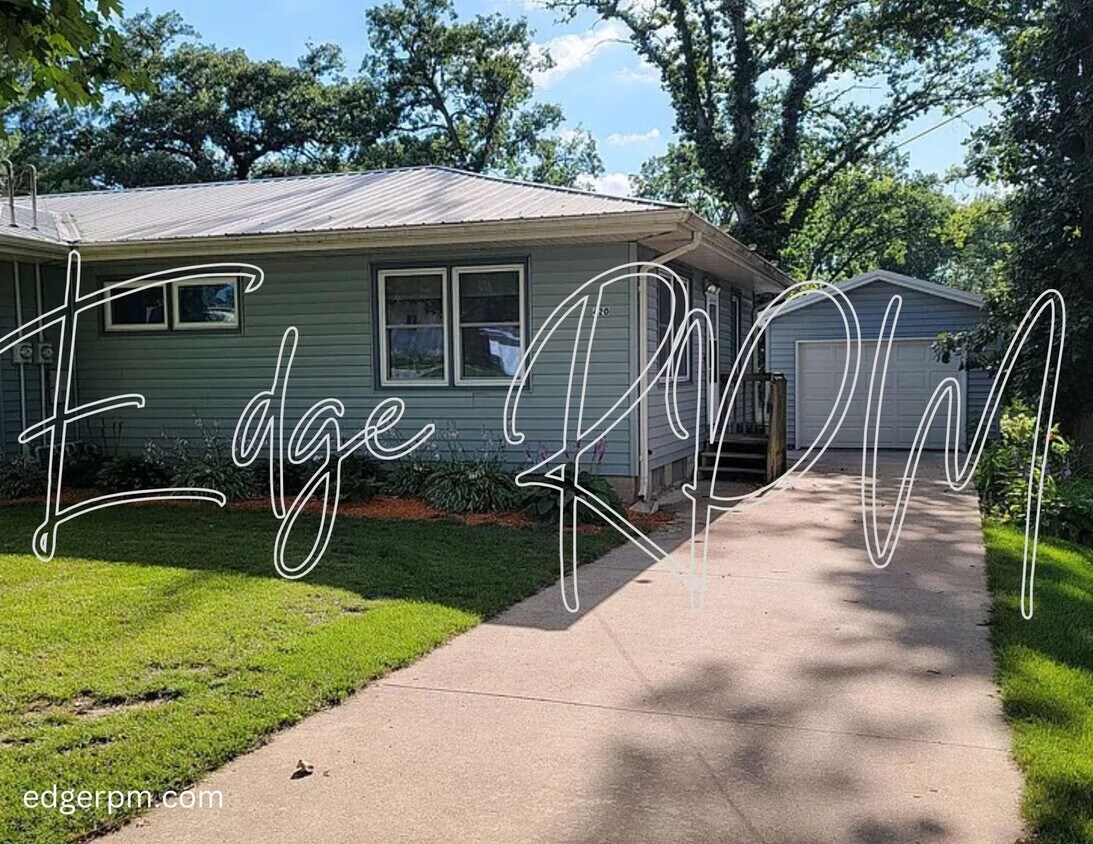 Foto principal - Charming 1-Bedroom Duplex!