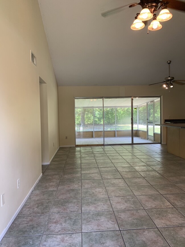 Building Photo - 3/2 in Deltona close to shopping and schoo...