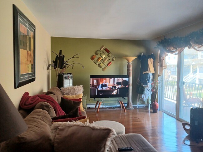 Livingroom - 7428 Washington St