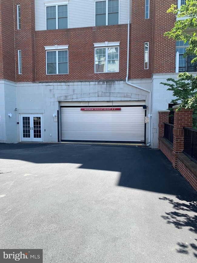 Building Photo - 200 W Elm St