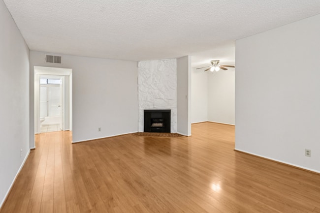 Building Photo - 725 E Providencia Ave