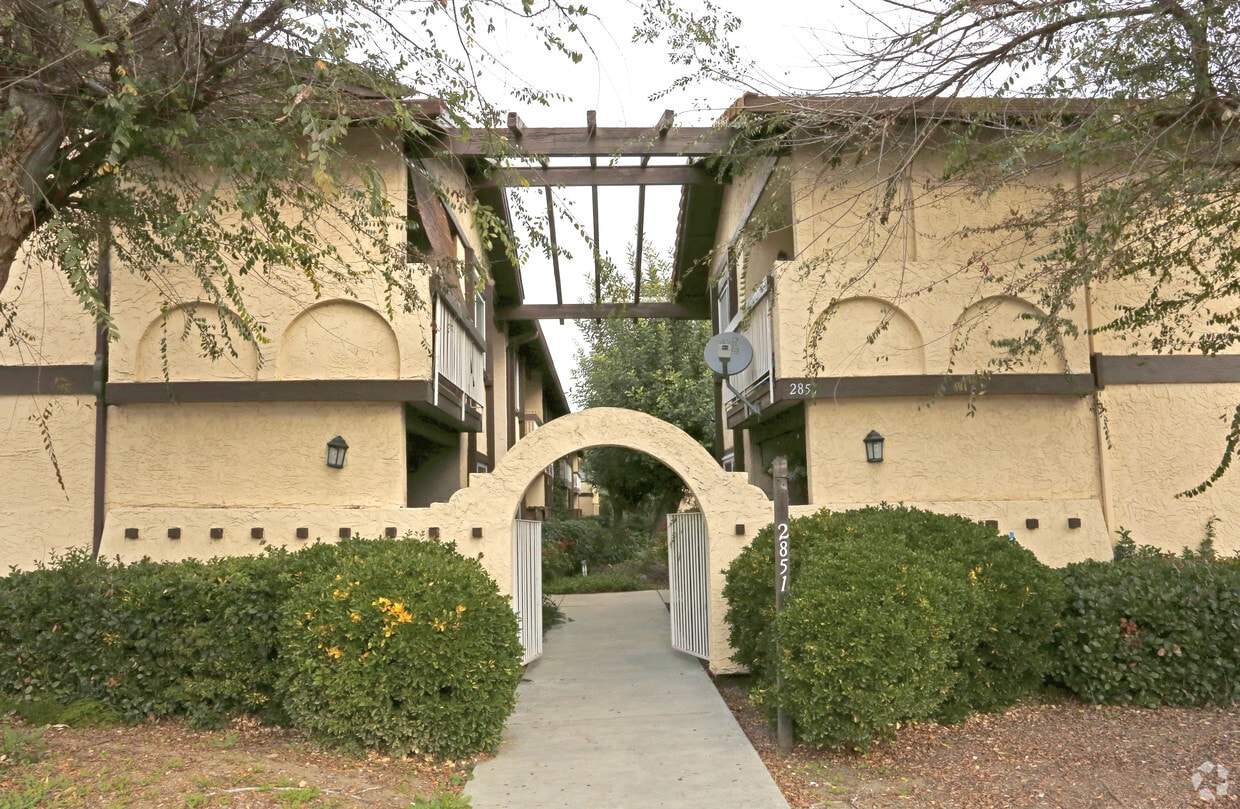 Building Photo - Vineyard Apartments