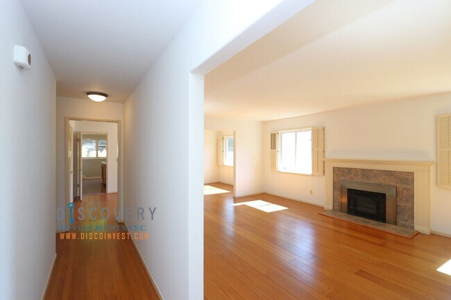 Foto del edificio - Charming Mid-Century Gem in Montclair Village