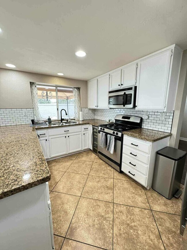 Foto del edificio - Temecula 3 Bedroom Home with Solar!