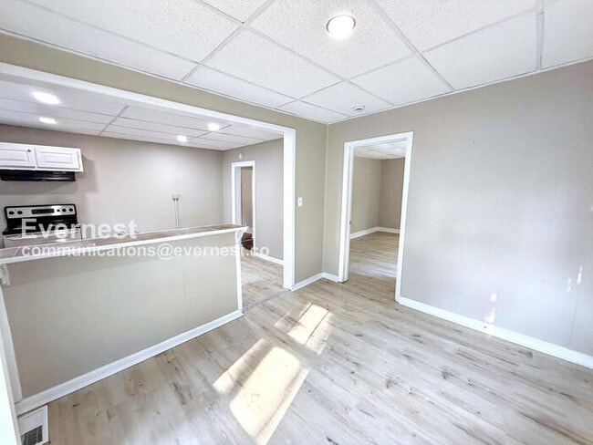 Building Photo - 708 Bell St
