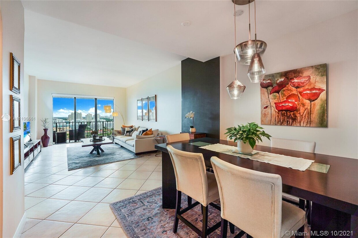 Foto principal - 18151 NE 31st Ct