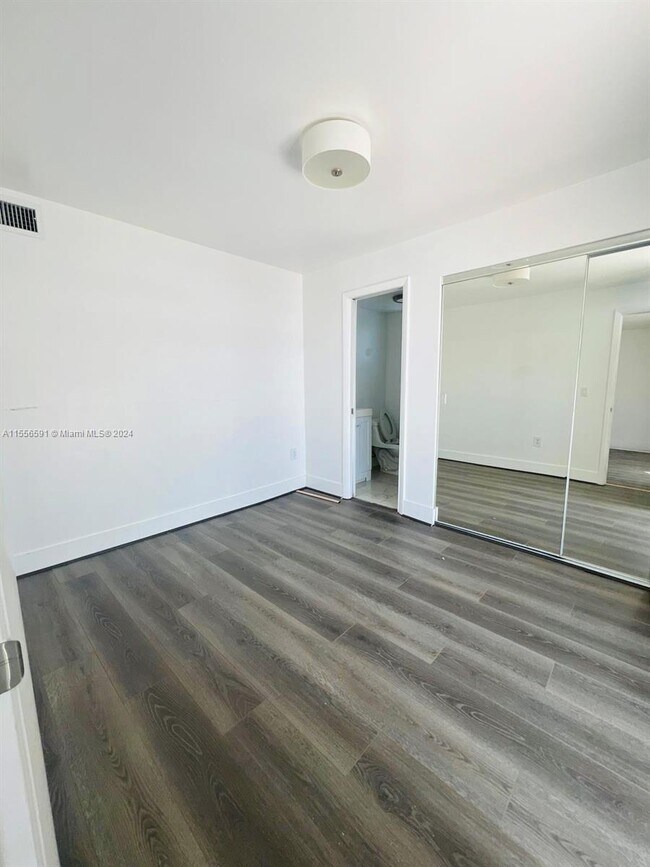 Foto del edificio - 7933 West Dr