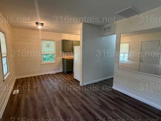 Building Photo - $1000 3 bedroom / 1 bathroom - Single Fami...