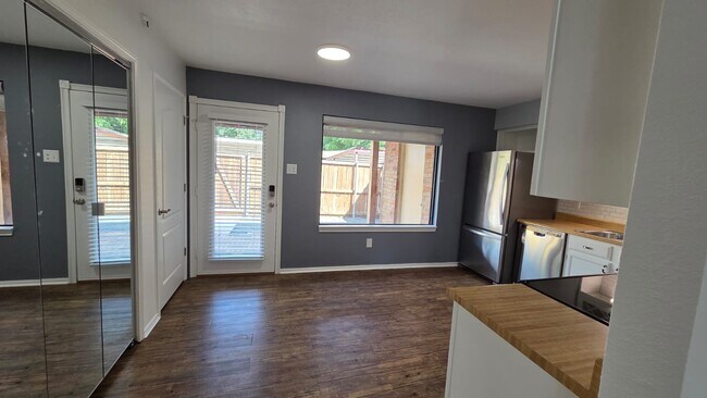 Foto del edificio - 2240 Colony Ct